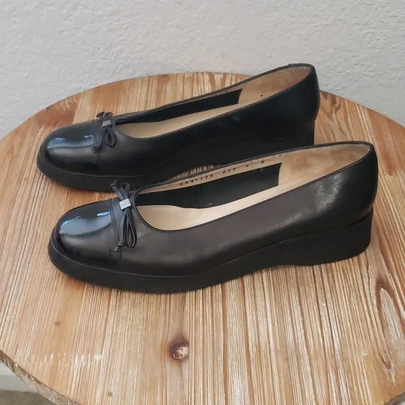 SALVATORE FERRAGAMO Classic Vara Black/Black Patent Bow Pump - Picture 3 of 12